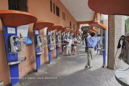 Image du Maroc Professionnelle de  Il n'y avait pas si longtemps un nombre important de Publiphones étaient installés à l'extérieur de la poste sise sur la mythique place Jemaa El Fana. Destinés aux marocains et aux touristes , le 29 Septembre 2009. (Photo / Abdeljalil Bounhar)